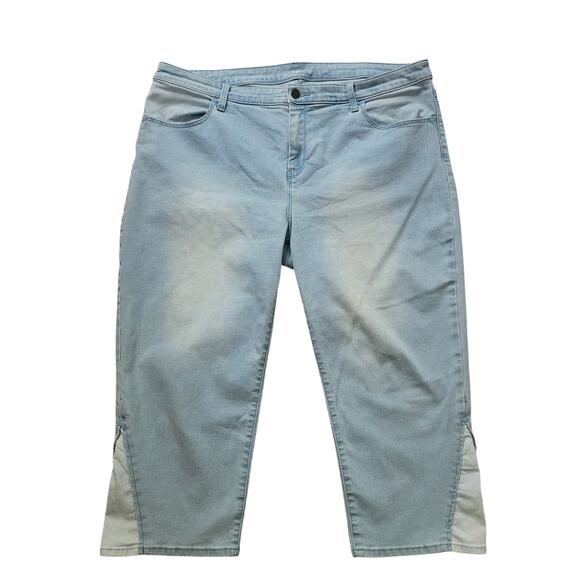 Chico's  Size 3 US XL Perfect Stretch Girlfriend Slim Leg Capris Lightwash Jeans - Picture 1 of 9